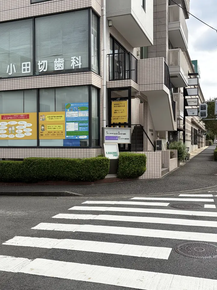 K.BUILDING 1989 の外観。1階の窓に黄色いポスターが貼られています